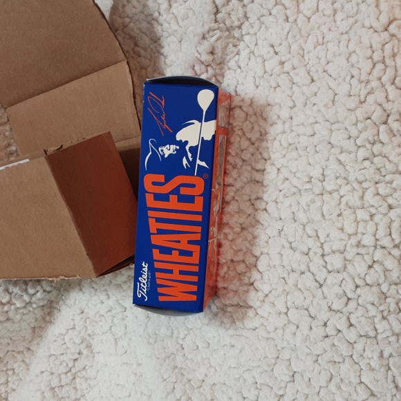 Tiger Woods Wheaties promotion golf balls - Picture 2 of 5